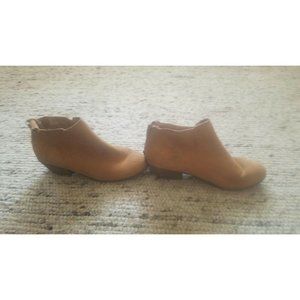 Apri womens ankle boots size 7M leather upper with  zipper and tassel